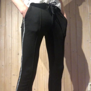 Sköna finbyxor - Supersköna finbyxor med en vit rand på sidan av benet. Stretchigt material som sitter superskönt på benen! Antalet gånger dem är använda går att räkna på en hand. Samfraktar gärna.