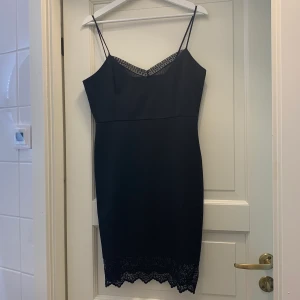 Zara Midi klänning - Fin midiklänning från Zara i svart. Med fin spetsdetalj vid knäna. I strl.M. Använd på fest en gång! 