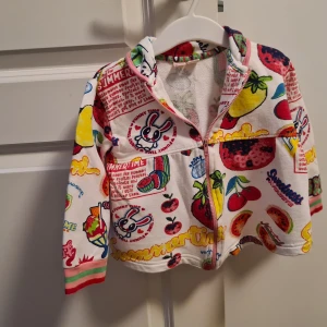 Me too stl 92 - Märke: Metoo Me too  Stl : 92  sweatshirt tröja med dragkedja  Vit med tryck  Köpt begagnad men ej använd, därav vet jag inte om den tappat färg. Lite ytludd men ej nopprig. Några röda prickar vid ett parti men tror att det är trycket som ska vara så.