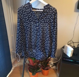  - Skjorta från Gina tricot. Blåvit prickig. Använd någongång. Fint skick! Har tre guldknappar framtill.