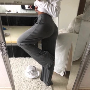 Nelly byxor - Såå fina men tyvärr för stora för mig, storlek S men väldigt stretchiga⭐️ jag är 158 o dom e alldeles för långa för mig! Kan även tänka mig byta mot ett par likadana fast i xs