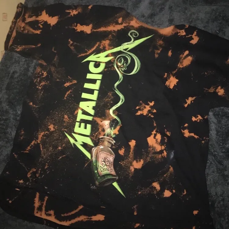 Sjukt cool Metallica tröja som jag har blekt med klorin. Säljer för att den är lite för stor på mig (är 160cm och när stl xs-s). Som ny! Frakt kan diskuteras. . T-shirts.