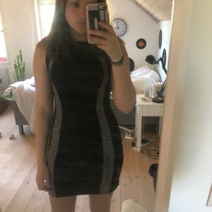 Svart/grå klänning - Svart klänning med grå sträck. Bra skick! Passar dig i xs/s. Framhäver former👗 
