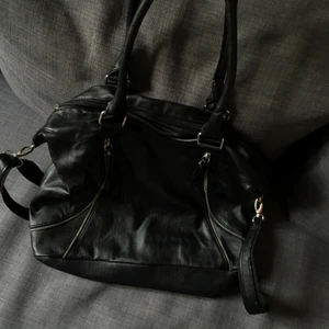 Svart väska - Macbook får plats!