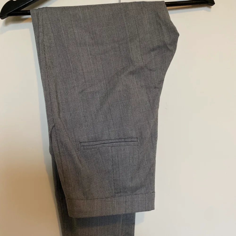 Gråa rutiga kostymbyxor från bikbok i storlek S. Använda några gånger men fin kvalitet! . Jeans & Byxor.