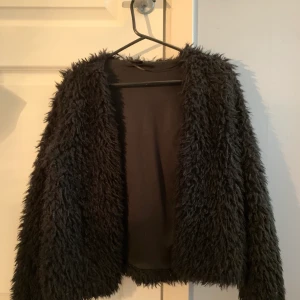 Lurvig jacka från Gina Tricot  - Jag säljer denna eftersom den nästan aldrig har använts. Priset inkluderar frakten🥰