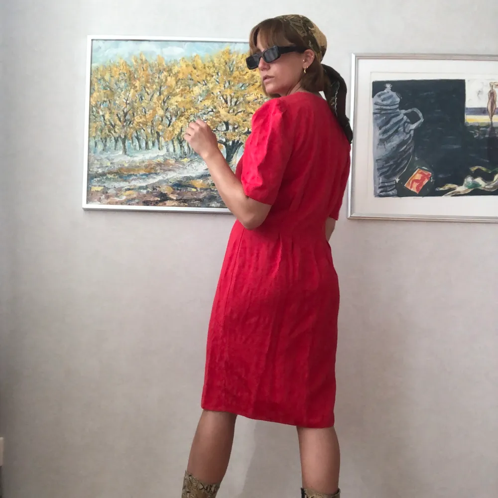 A beautiful vintage red dress, 80s style. It’s a size 40, but works for smaller as well, as it goes nice as oversized. I’m a size 36. . Klänningar.