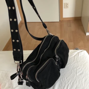 Connie bag - Säljer den populära connie bag från Gina tricot som är helt slutsåld. Väldigt bra skick! 2 band (ett kort med ”nitar” och en långt svart) medföljer. 