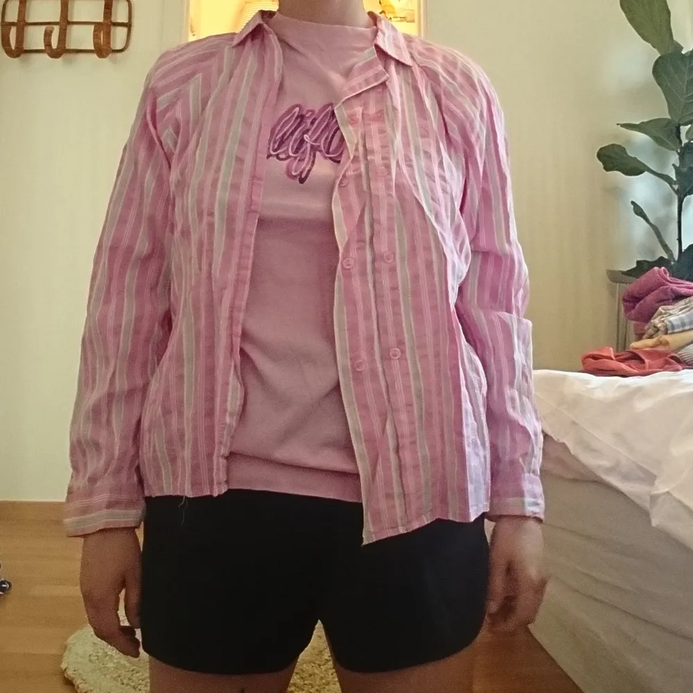 Retro rosarandig skjorta köpt 2hand. Jag på bilden är 165 lång och har vanligen storlek s/m. Skjortor.