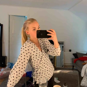  - Blommig blus som passar perfekt till fest å vardag:) 