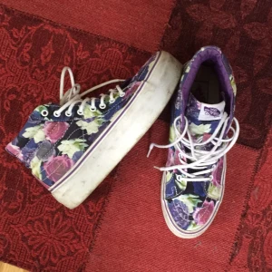  - Platå-Vans. Använda högst tio gånger. Grymt sköna! 