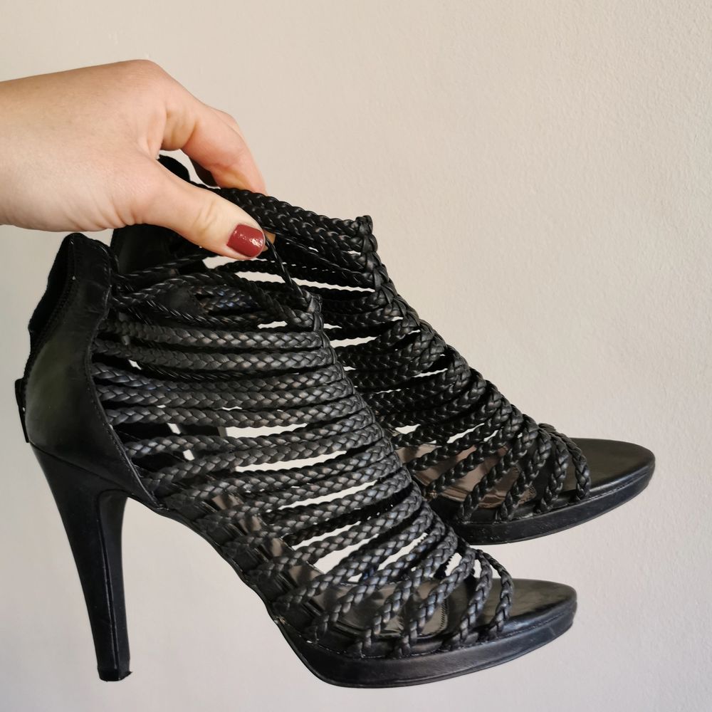 Svarta sandaletter/klackar från Zara med flätade remmar. Endast använda en gång.. Skor.