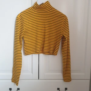 Ralph Lauren crop top - Gul- och svartrandig crop top av märket Ralph Lauren. Storlek L, passar XS-L. Frakten är inkluderad i priset🌸🌸