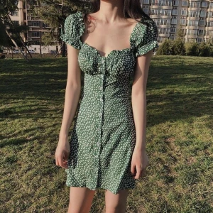 Grönblommig sommarklänning - Grön och blommig sommarklänning. Passar XS. Frakten är 59kr.