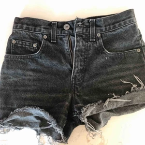  - Älskar dessa Levis shorts jag köpte här på Plick, men som tyvärr blivit för små☹️(gammal bild). Lite gråsvart färg och sitter skitbra på