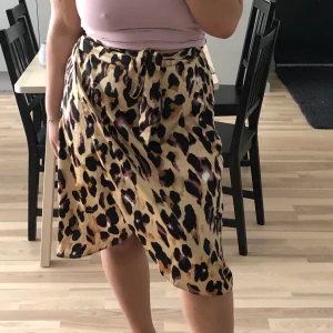 Knytkjol - Kjol från Boohoo, storlek 46. Knappt använd. Har dragkedja och sedan ett band som knyts. Möts upp i Telefonplan/Älvsjö eller skickar och då tillkommer det frakt🌺