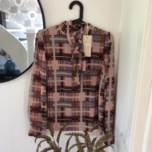 Cream blus - NY blus med tagg i märket Cream, storlek 36. Porto 44kr  Nypris 799kr 