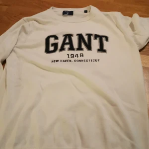 Gant tröja i fint skick  - En väldigt fin gant tröja som jag fick i julklapp, har använt den 1 gång, originell pris är 1000 säljer för 500kr (Inte min stil) 