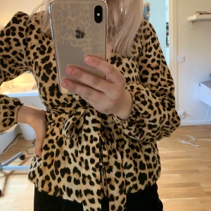 Leopard blus - Så fin blus! Köpt på forever 21 knappt använd!