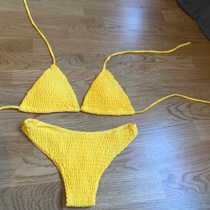 Bikini - En gul bikini som framhäver brännan på bästa sättet! Storlek M men skulle säga att den är liten i storleken så närmare S! Buda i kommentarerna så att alla kan se, frakten ligger på 40kr