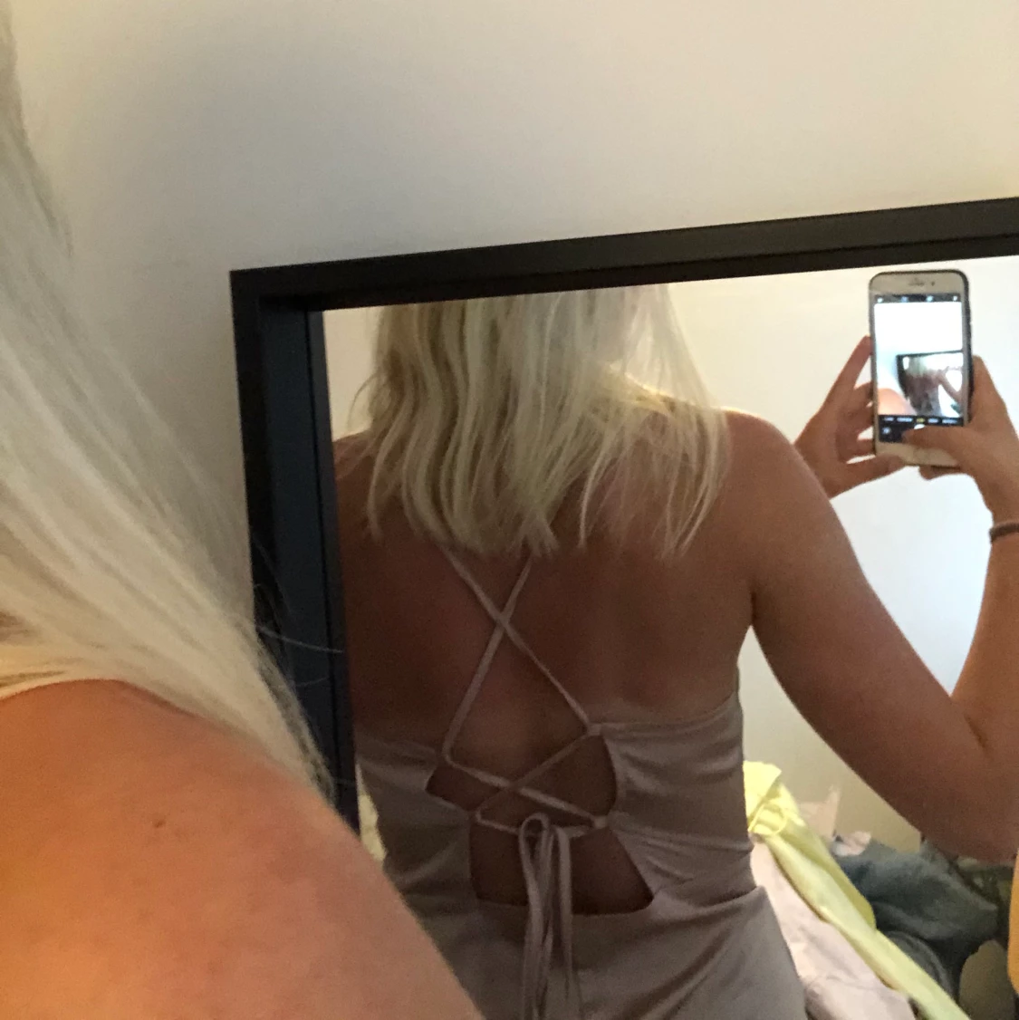 Rosa Satinklänning med snörning i ryggen - 90