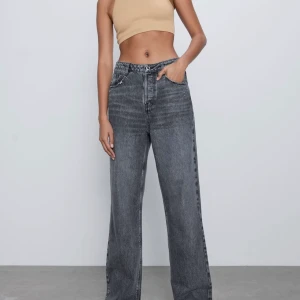 Zara jeans straight leg 36 - Säljer dom här helt nya och väldigt populära zara jeansen i storlek 36! Aldrig använda eftersom att jag råkade köpa fel storlek så prislapp sitter kvar! Frakt ingår tyvärr inte 