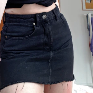 Jeanskjol - Svart jeanskjol med slitningar längst ner 🖤 jättefin och passar till allt! Från Zara