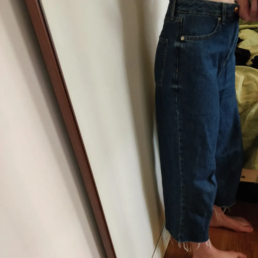 Löst sittande/vida jeans. Supersnygga men tyvärr för stora vid midjan för mig som har 26 i jeansstorlek, fast jag har burit dom några gånger med bälte. Storleken är UK 10.. Jeans & Byxor.