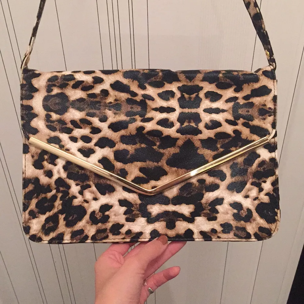 leopard pattern bag. Väskor.