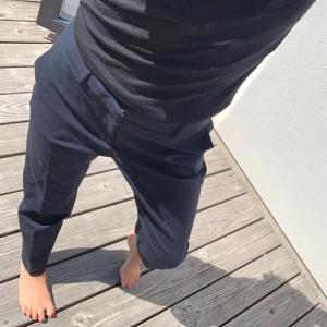 Marinblå kostymbyxor  - Jättesnygga kostymbyxor som är lite stora för mig, användbara eftersom dem både går att klä upp och klä ner💗 I mycket fint skick