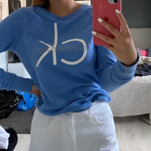 Blå calvin klein tröja stl S - Superfin blå tröja från Calvin Klein. Använd ca 3 gånger, som ny. Möter upp i Umeå annars står köparen för frakten:)
