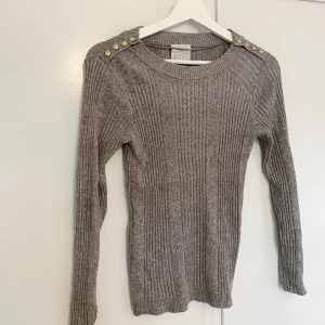 Grå tröja  - Grå tröja. Bra skick. Köparen står för frakt.