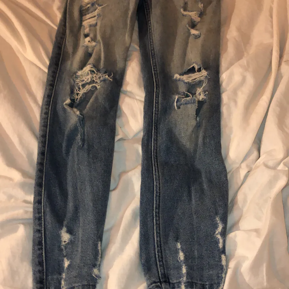 Ripped jeans från hollister. Trådarna är väldigt slitna då därför är det lågt pris, annars är de bra kvalite. De är typ som skinny jeans med grovare tyg. . Jeans & Byxor.