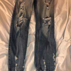 Ripped jeans från hollister. Trådarna är väldigt slitna då därför är det lågt pris, annars är de bra kvalite. De är typ som skinny jeans med grovare tyg. 