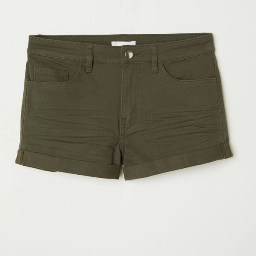 Militär gröna shorts från H&M, Aldrig använda och i perfekt skick. Relativt ny köpta i storleken 36. Shorts.