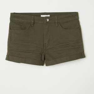 Militär gröna shorts från H&M, Aldrig använda och i perfekt skick. Relativt ny köpta i storleken 36