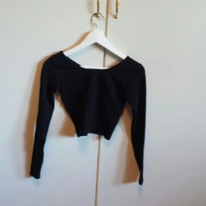  - Magtröja från American Apparel, lappen i nacken är bortklippt. 

Storlek M men mer som en S. 
Jag har swish. 