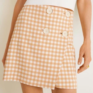 söt kjol  - super söt gul kjol i rutigt gingham mönster! älskar men används aldrig :( storlek S men skulle mer säga M! använd fåtal gånger, köparen står för frakten🦋💕 