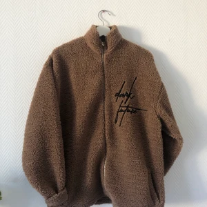 Teddyjacka - Oanvänd jacka från Asos. Frakt ingår! 