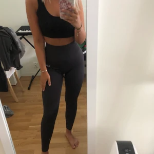 Tränings leggings - Gråa trängnings tights från I Can I Will, jättesköna men kommer tyvärr inte till användning. Dom är i storlek XS men skulle säga att dom passar en S. Nypris 599kr.😊 frakten ingår redan. Pris kan diskuteras
