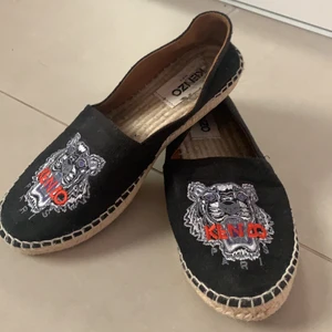 Kenzo espadrillos  - Espadrillos från Kenzo, köpta för två år sedan men har inte kommit till användning mer än 5 gånger. Super fina och i bra skick! Såklart äkta. Har dock inte boxen kvar. Nypris 1600kr. Köparen står för frakten (63kr) 💞 