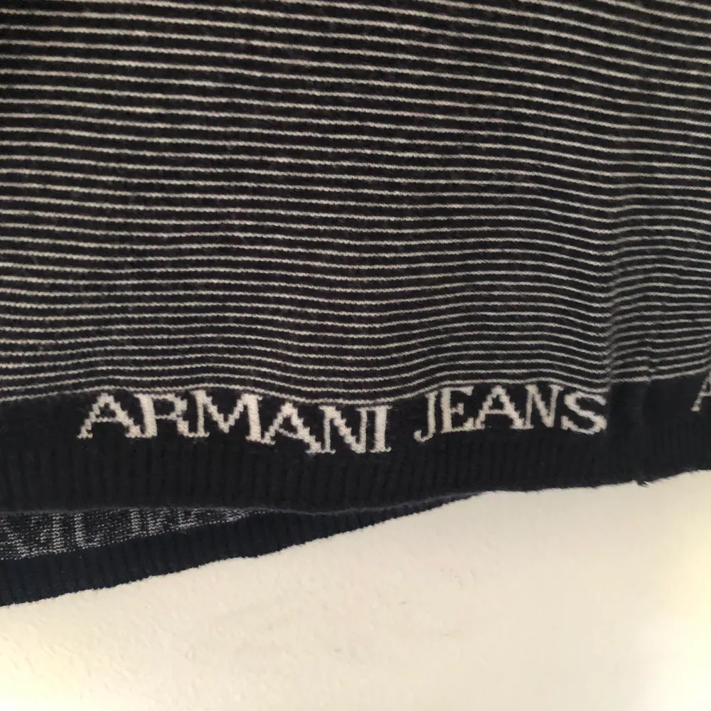 Croppad Armani jeans t-shirt🤪 Är strl 44 men är som 36. T-shirts.
