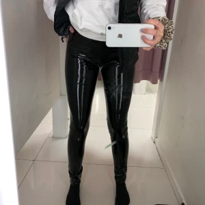 Lackbyxor storlek xs - Skitsnygga lackbyxor, märkta med m men sitter som en xs! Endast använda en kväll🐋