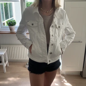 Jeansjacka  - En vit jeansjacka