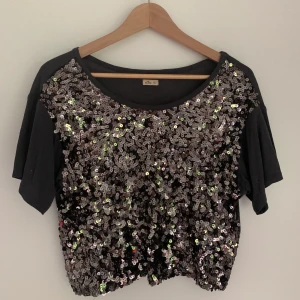 Topp från Hollister - Superfin glittertopp från Hollister i strl S. Använd 2-3 gånger, superfint skick! 100kr + frakt 🌾 