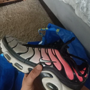 Nike TN - Snygga ombre skor, Nike TN , väldigt sköna och passar bra till mycket. Säljes pga att delar är uppbrutna som man ser på bilden. Byte går! 