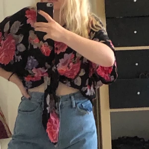 Hawaii skjorta - Hawaii skjorta man kan knyta där framme. Sitter fint oversized på mig som är storlek S. Köpt second hand men i nyskick! Säljer även liknande på min profil