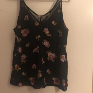 Bikbok - En oanvänd blommig topp i storleken S