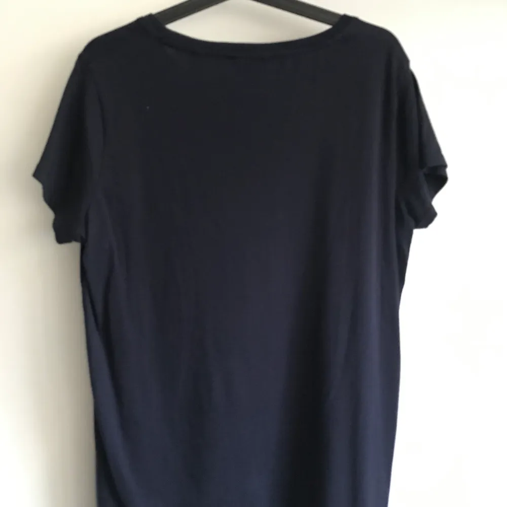 Mörkblå Gant T-shirt, fint skick och nästan aldrig använd. Storleken kan både passa L & XL . T-shirts.
