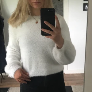 JÄTTEFIN FLUFFIG TRÖJA - verkligen en så himla fin tröja från bershka storlek M. Hur mjuk som helst å lite puff ärmar. 😍 inte skitig tröja utan det är en skitig spegel.